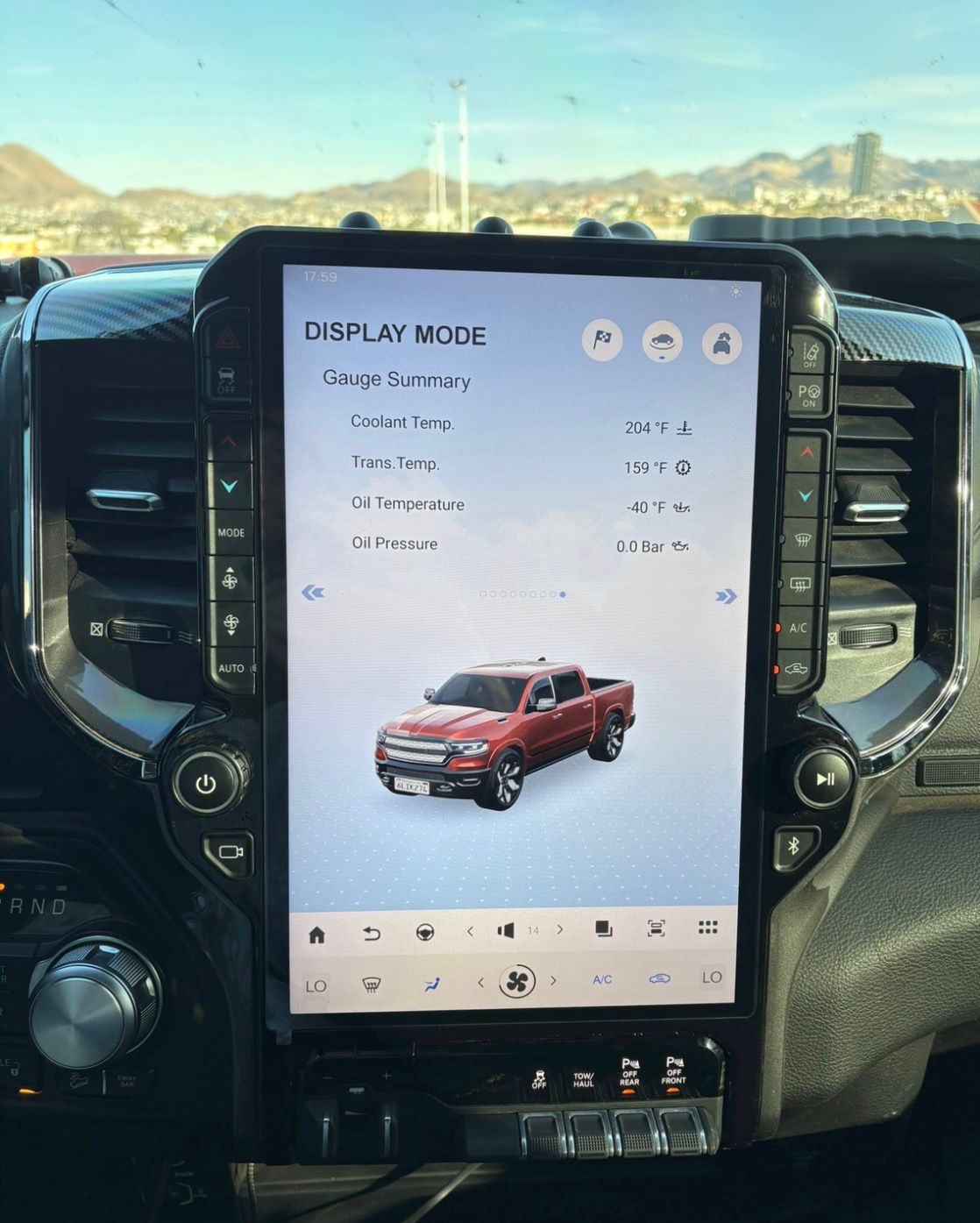 Cluster digital en modo Display Mode con resumen de indicadores