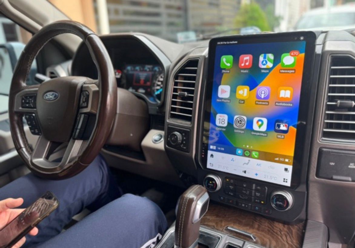 Pantalla de estéreo Autoplay mostrando Apple CarPlay instalada en una camioneta Ford