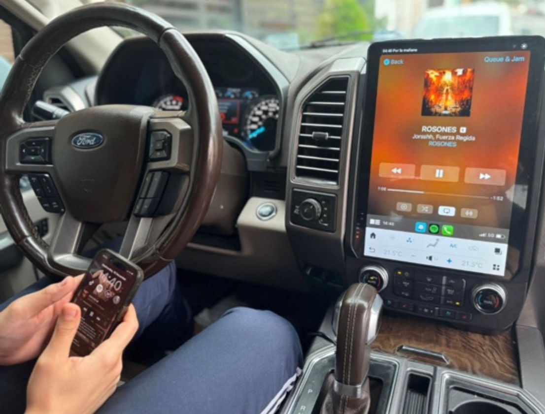 Conductor usando el estéreo Autoplay para reproducir música desde su teléfono